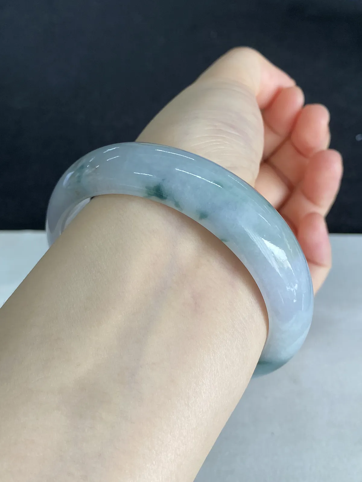 正圈57圈口，翡翠糯化种飘绿手镯