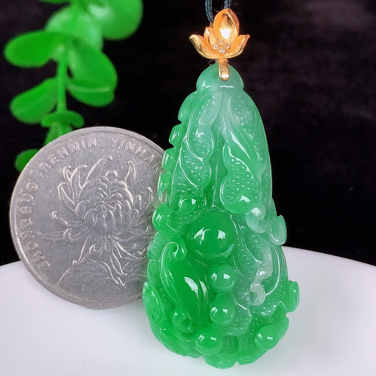 自然光实拍，18K金镶嵌冰润冰糯种飘阳绿翡翠招百财白菜吊坠，百财聚来，财源滚滚，色泽鲜艳，精工水润的白菜，性价比高！#1.24整体46.8*裸石39.5*20.8*10
