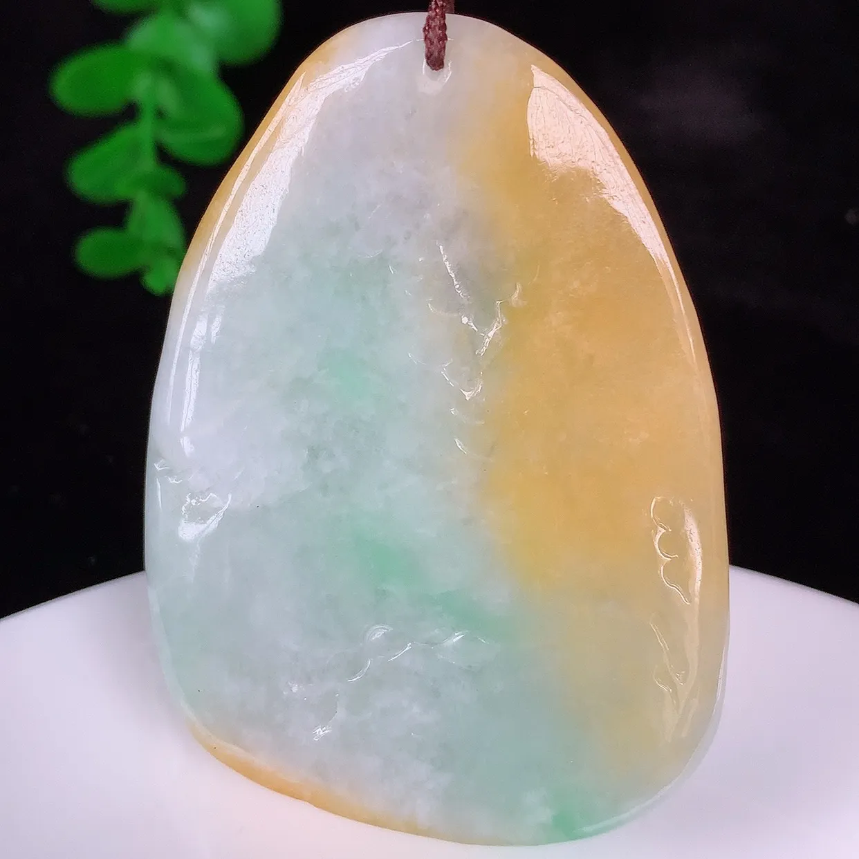 自然光实拍，大件厚装冰润冰糯种双彩黄加绿翡翠山水牌吊坠，翡翠山水，立体生动形象，山水素材布局合理，意境感佳，佩戴上身效果更高贵 #41.24