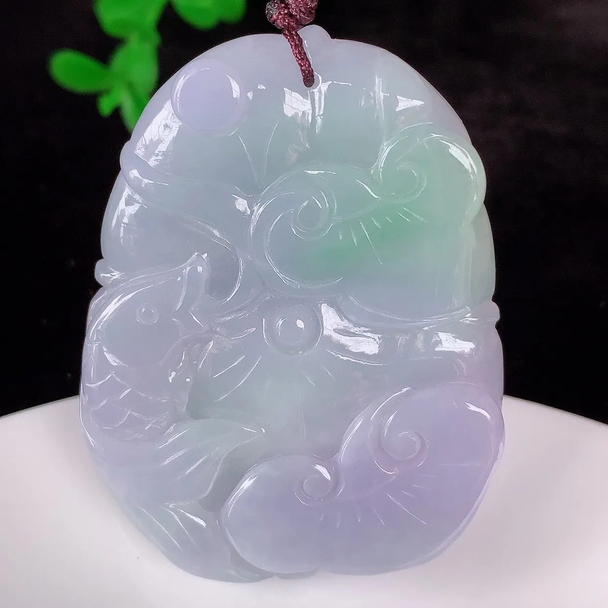自然光实拍，冰糯种春彩翡翠荷叶鱼、和和美美玉坠，财源广进，自然隐逸、荷本是素不着尘之物，有和美之寓意。#46.24