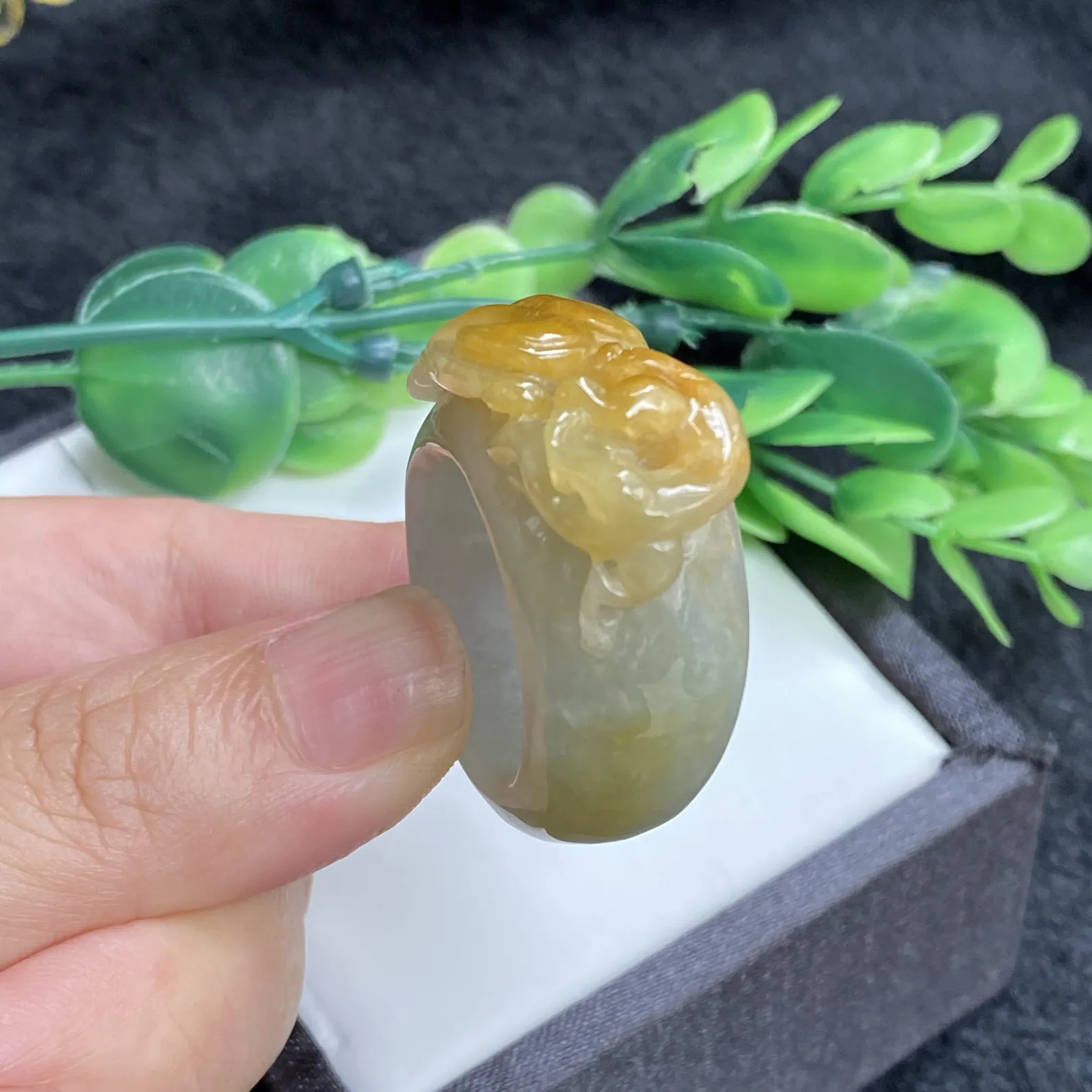 推荐【26圈黄翡貔貅戒指】无纹裂，水润，细腻，总体尺寸35.6*33.5*16.2，戒圈厚度5.6