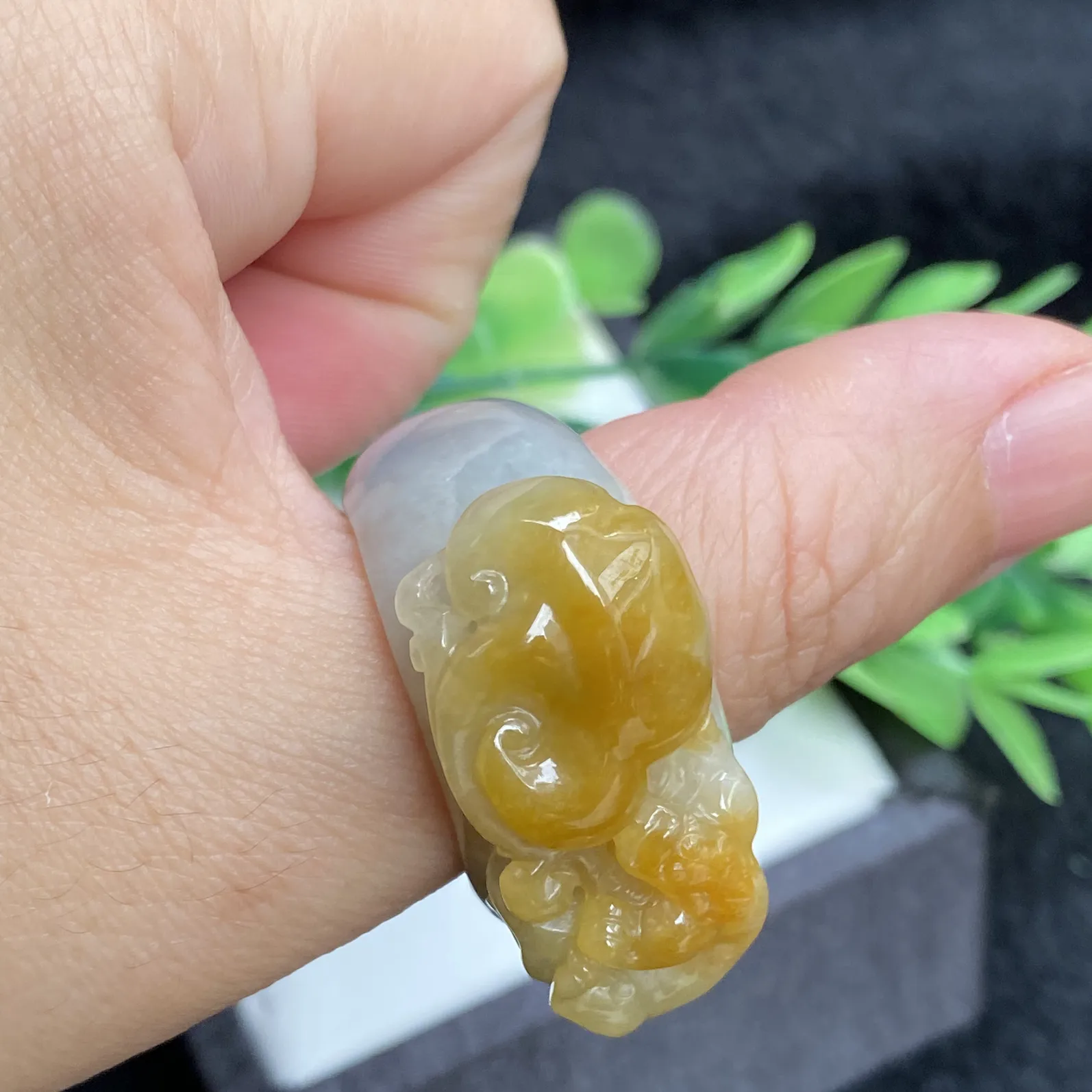推荐【26圈黄翡貔貅戒指】无纹裂，水润，细腻，总体尺寸35.6*33.5*16.2，戒圈厚度5.6