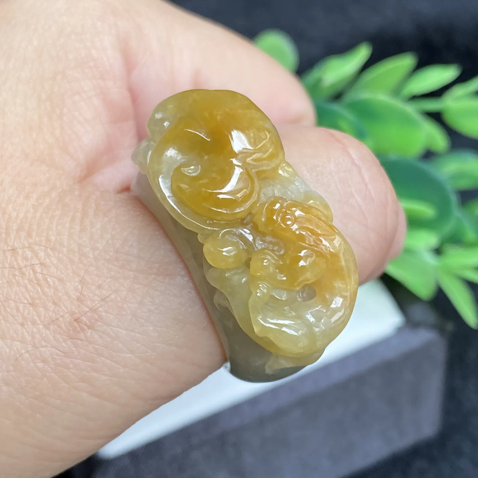 推荐【26圈黄翡貔貅戒指】无纹裂，水润，细腻，总体尺寸35.6*33.5*16.2，戒圈厚度5.6