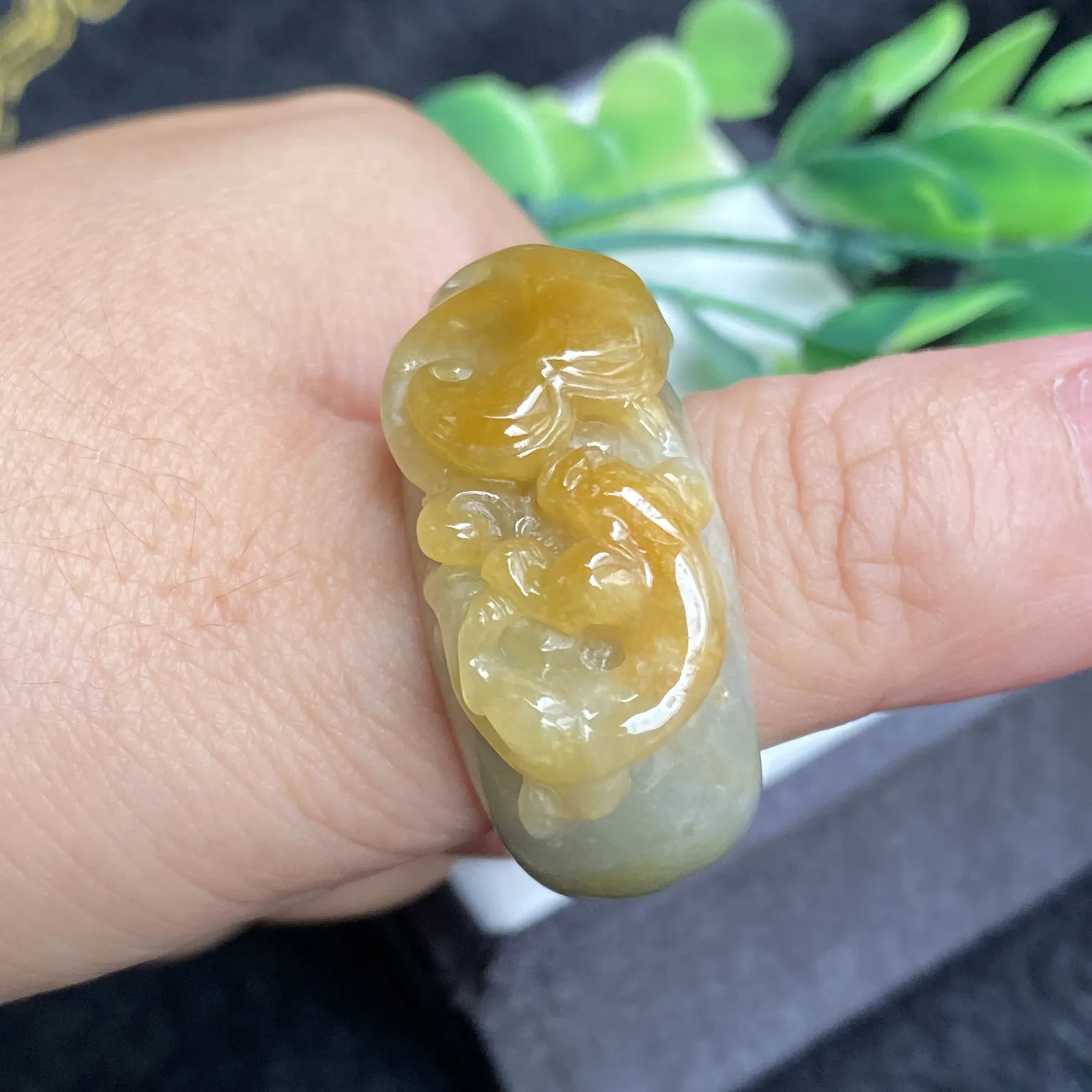 推荐【26圈黄翡貔貅戒指】无纹裂，水润，细腻，总体尺寸35.6*33.5*16.2，戒圈厚度5.6