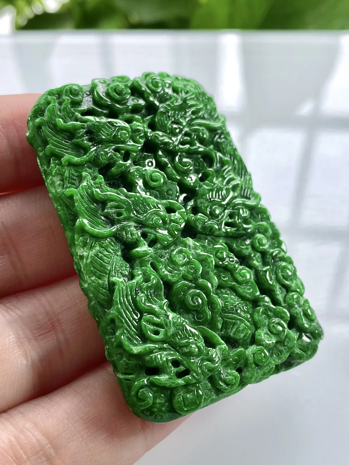 缅甸天然翡翠A货，大师工艺精雕水润满绿辣绿九龙牌吊坠挂件，尺寸：58/37.2/9.2mm重量：46.88g