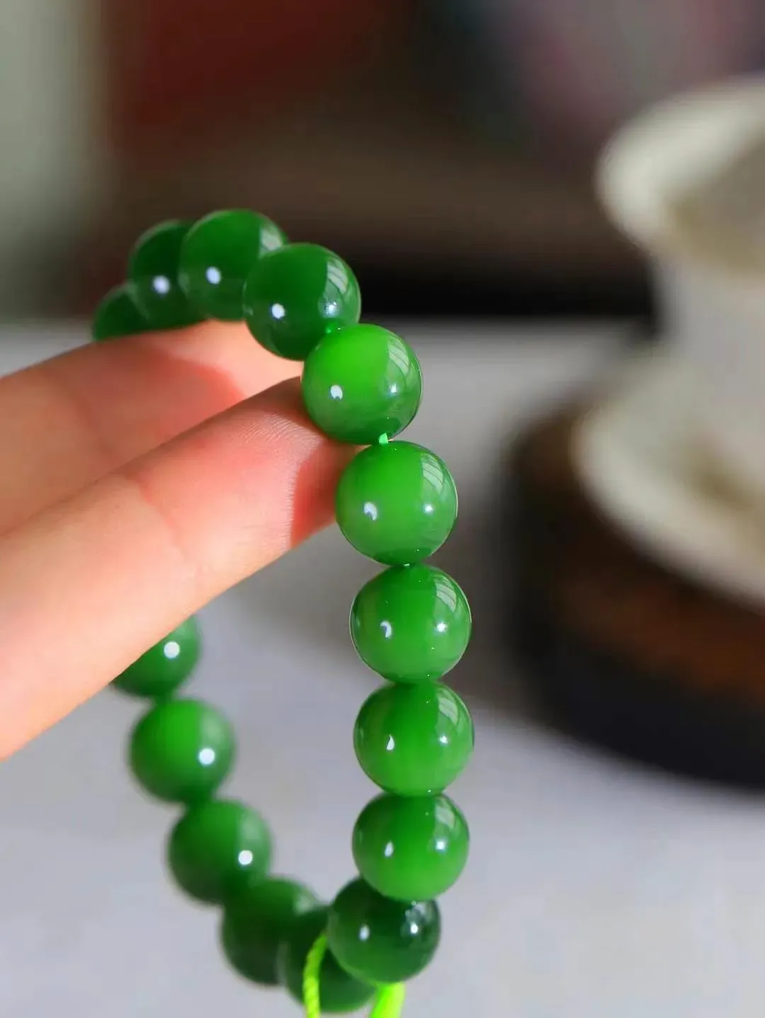 【珠圆玉润.手串】

 收藏级臻品️和田玉碧玉猫眼珠圆玉润手串 玉质温润细腻  整串打磨圆润，佩戴舒适。珠珠落玉盘，间关莺语花底滑，一生美好时光，无论身在何处，都有它相伴相守。事事顺遂，幸福美满，吉祥如意。重46.2克 尺寸取一12mm  FDT-36502523