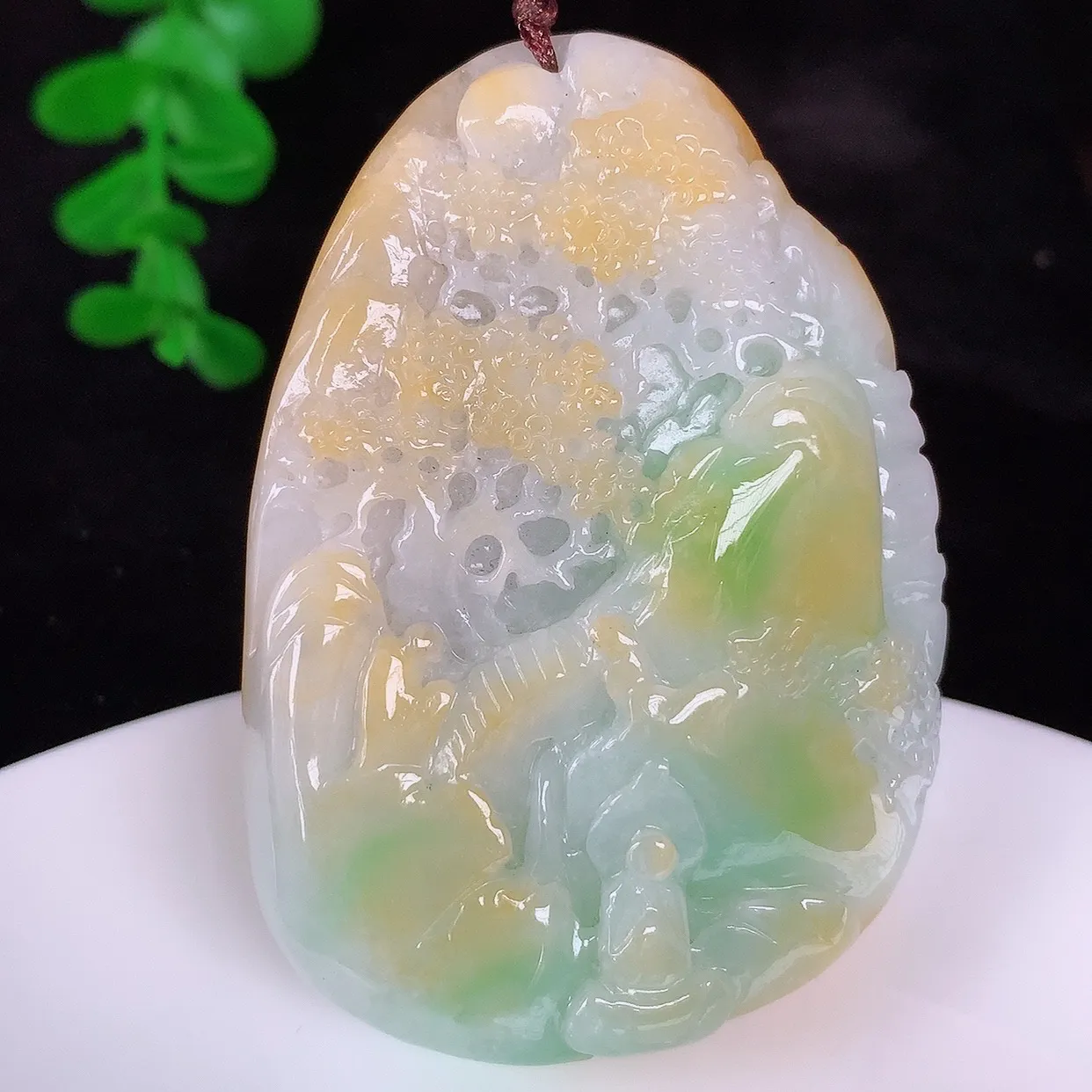 自然光实拍，大件厚装冰润冰糯种双彩黄加绿翡翠山水牌吊坠，翡翠山水，立体生动形象，山水素材布局合理，意