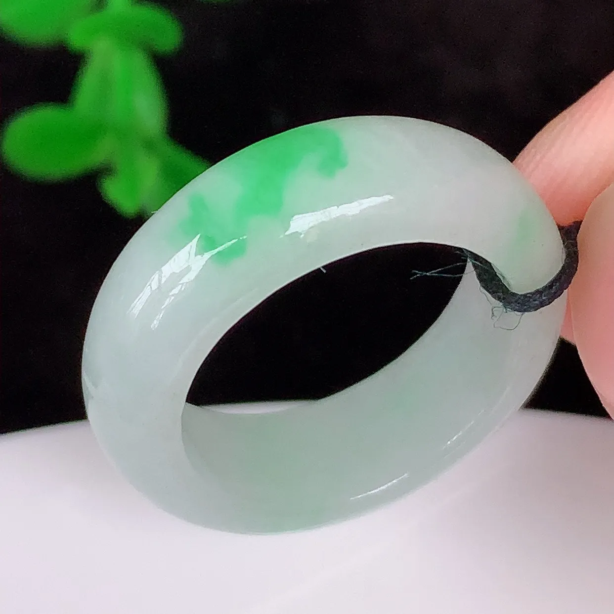 自然光实拍，冰润冰糯种飘阳绿17mm内径翡翠指环，玉戒指，玉质莹润，好精美好冰润的指环，12圈口，上手纤巧！#1.24