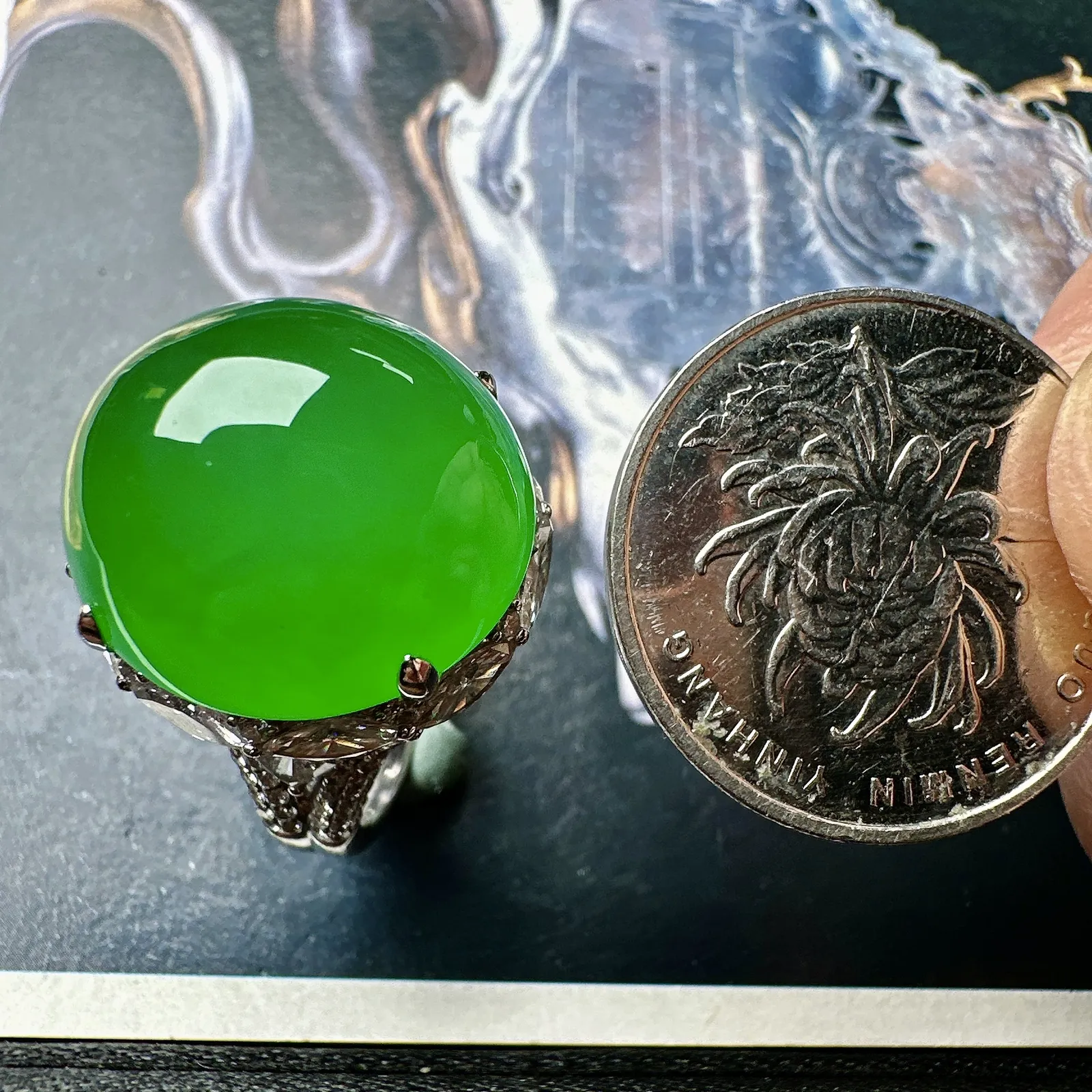 【冰种满绿蛋面戒指】鸽子蛋，珍藏品，晶莹剔透，阳绿色泽，收藏品质，18k金钻镶嵌，裸石尺寸19.4*18*12毫米