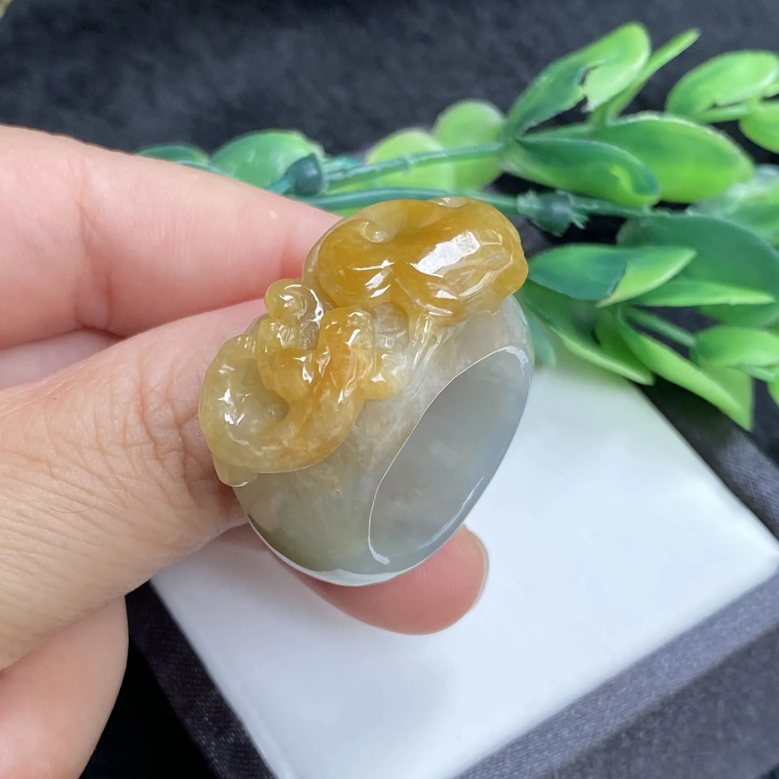 推荐【26圈黄翡貔貅戒指】无纹裂，水润，细腻，总体尺寸35.6*33.5*16.2，戒圈厚度5.6