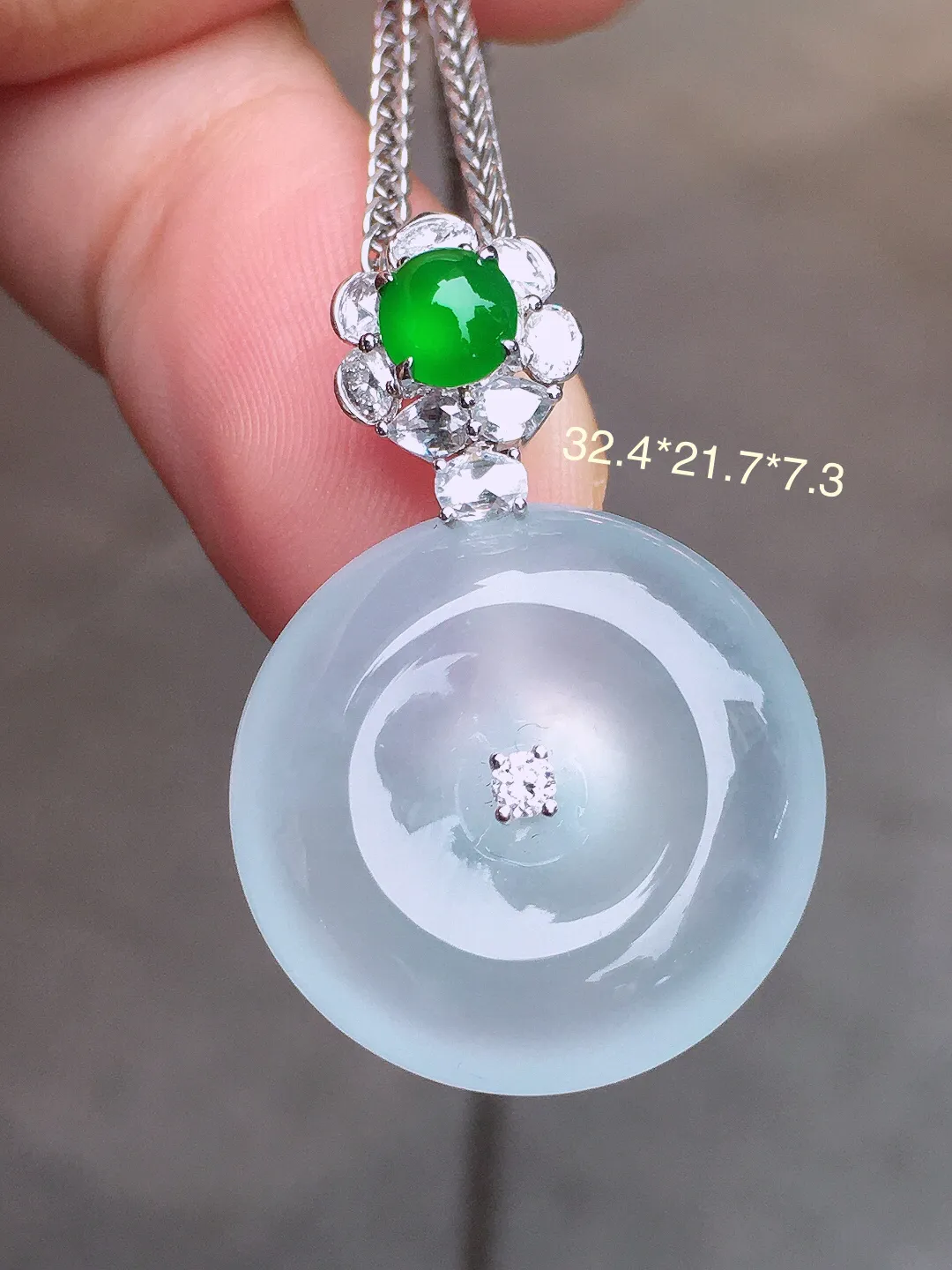 冰种平安扣吊坠，玉质细腻，荧光感超
强，饱满水润，气质满满。18k
金豪华镶嵌