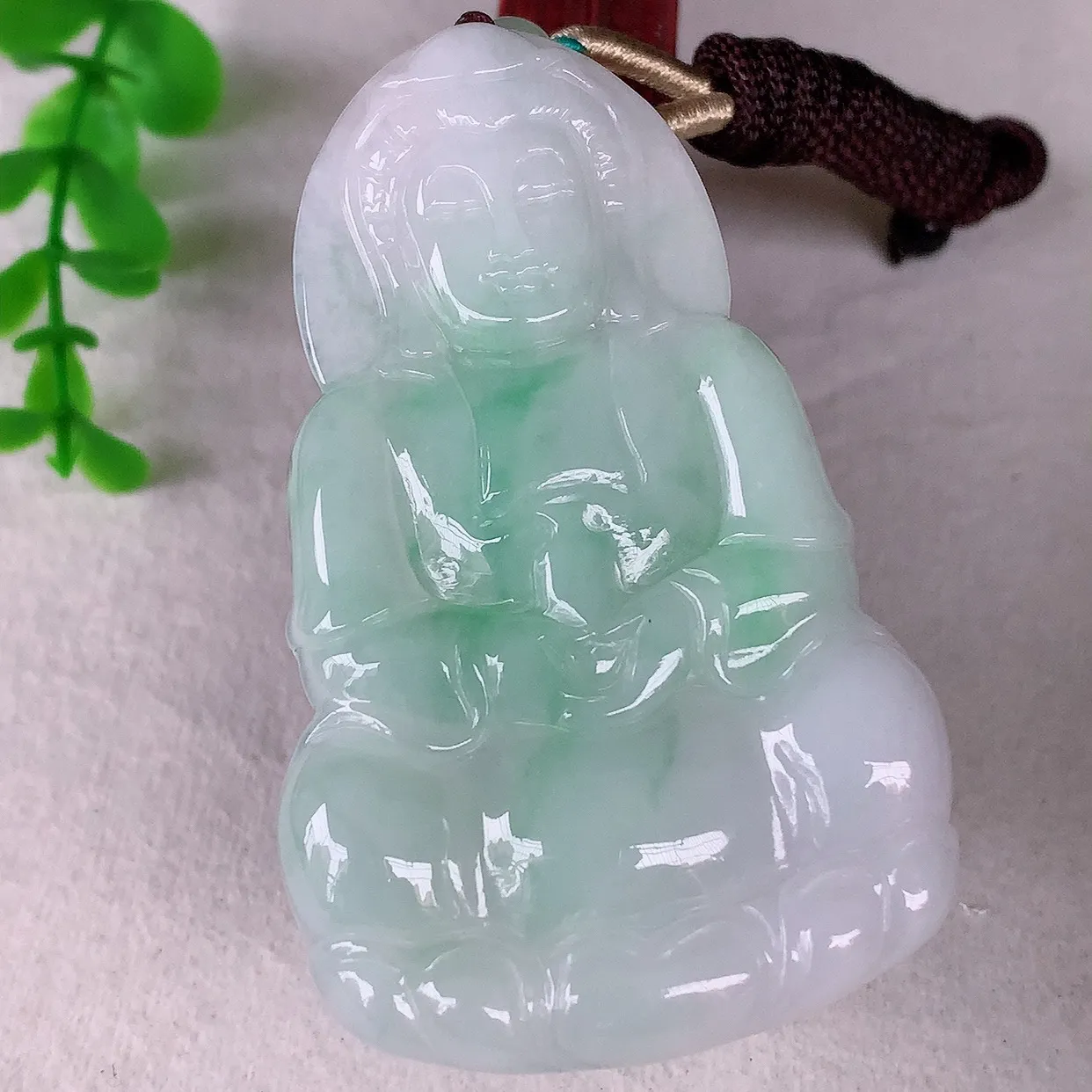 自然光实拍，大件冰糯种飘绿翡翠观音吊坠，赐福翡翠观音，翠色迷人，观音面相端庄，佩戴时尚出众！#46.24