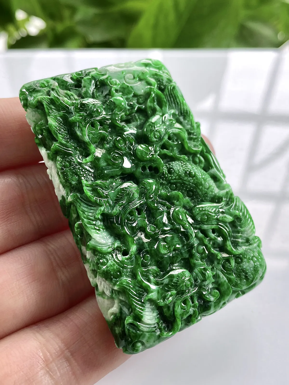缅甸天然翡翠A货，大师工艺精雕水润满绿辣绿九龙牌吊坠挂件，尺寸：65.3/42.5/12.8mm重量