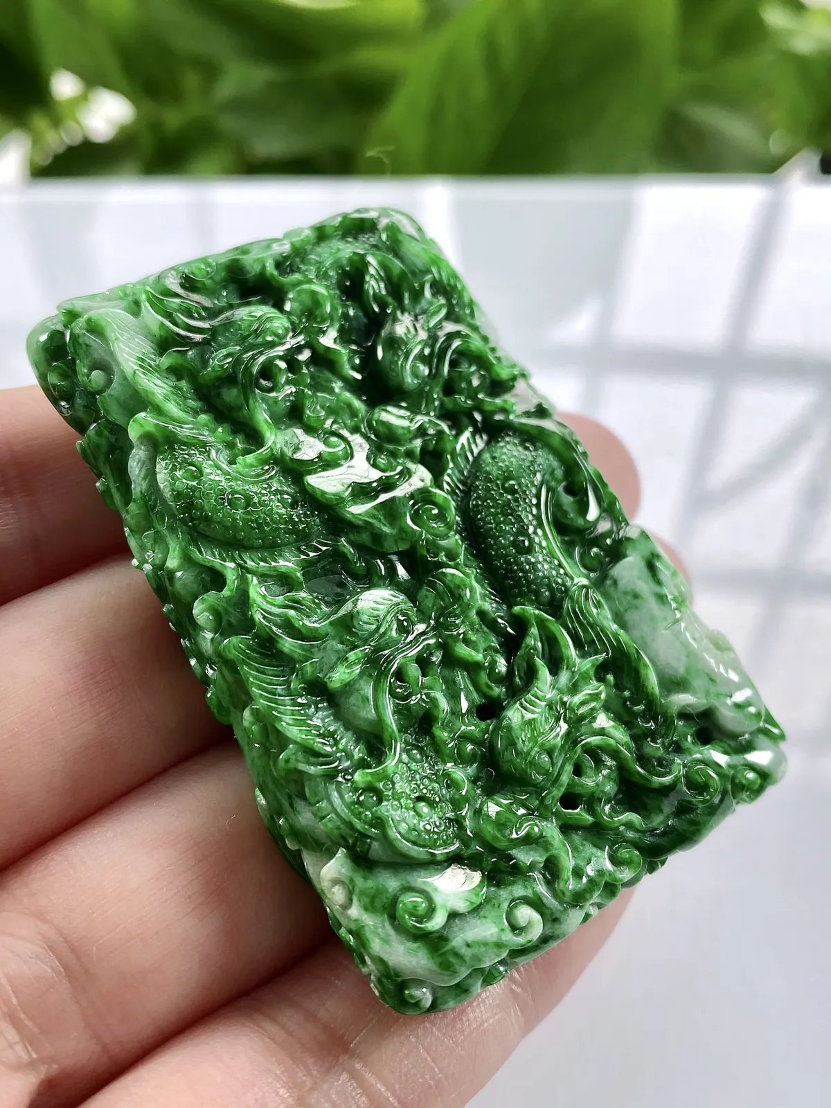 缅甸天然翡翠A货，大师工艺精雕水润满绿辣绿九龙牌吊坠挂件，尺寸：65.3/42.5/12.8mm重量：80.55g