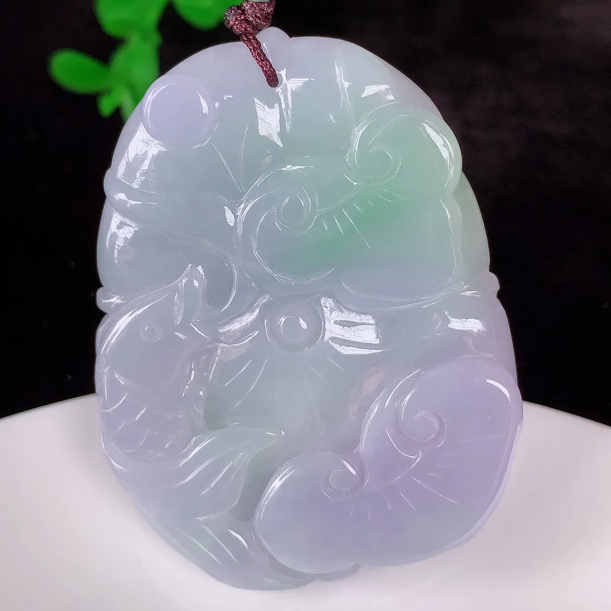 自然光实拍，冰糯种春彩翡翠荷叶鱼、和和美美玉坠，财源广进，自然隐逸、荷本是素不着尘之物，有和美之寓意。#46.24