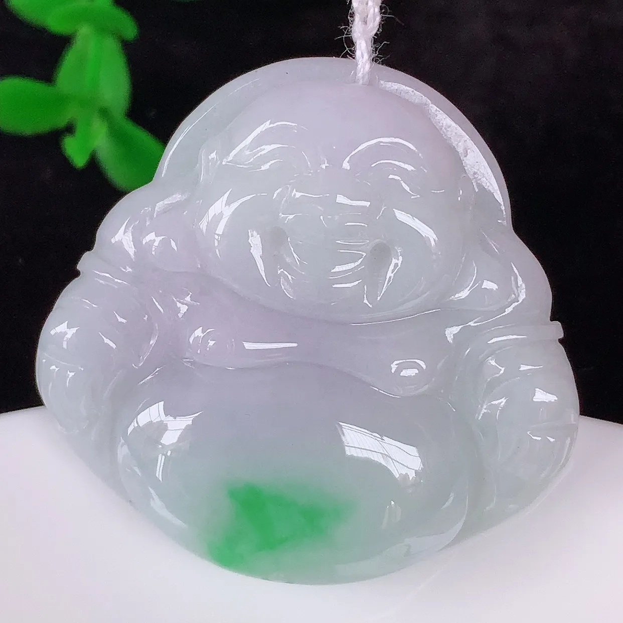 自然光实拍，冰润冰糯种春彩翡翠佛公吊坠，饱满， 佛公亦保平安，寓意有福（佛公）相伴，配戴优雅迷人！#46.24