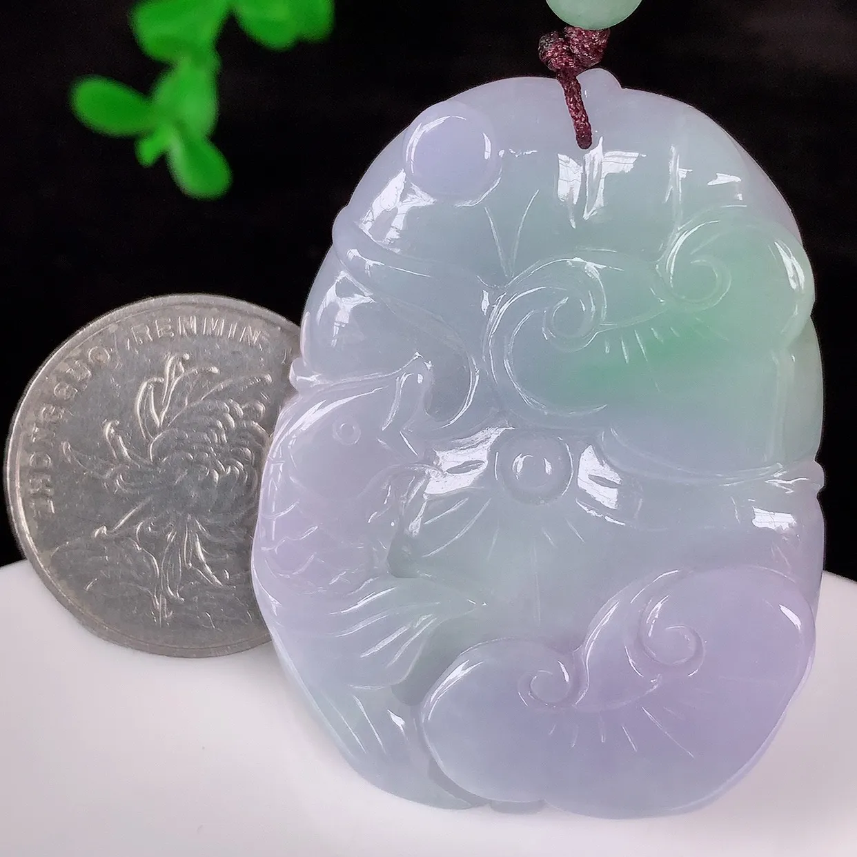 自然光实拍，冰糯种春彩翡翠荷叶鱼、和和美美玉坠，财源广进，自然隐逸、荷本是素不着尘之物，有和美之寓意。#46.24
