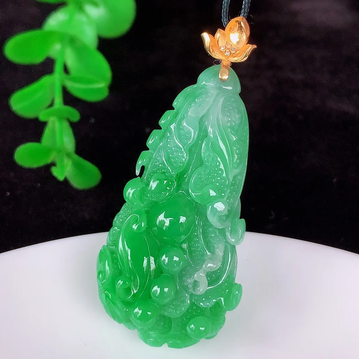 自然光实拍，18K金镶嵌冰润冰糯种飘阳绿翡翠招百财白菜吊坠，百财聚来，财源滚滚，色泽鲜艳，精工水润的白菜，性价比高！#1.24整体46.8*裸石39.5*20.8*10