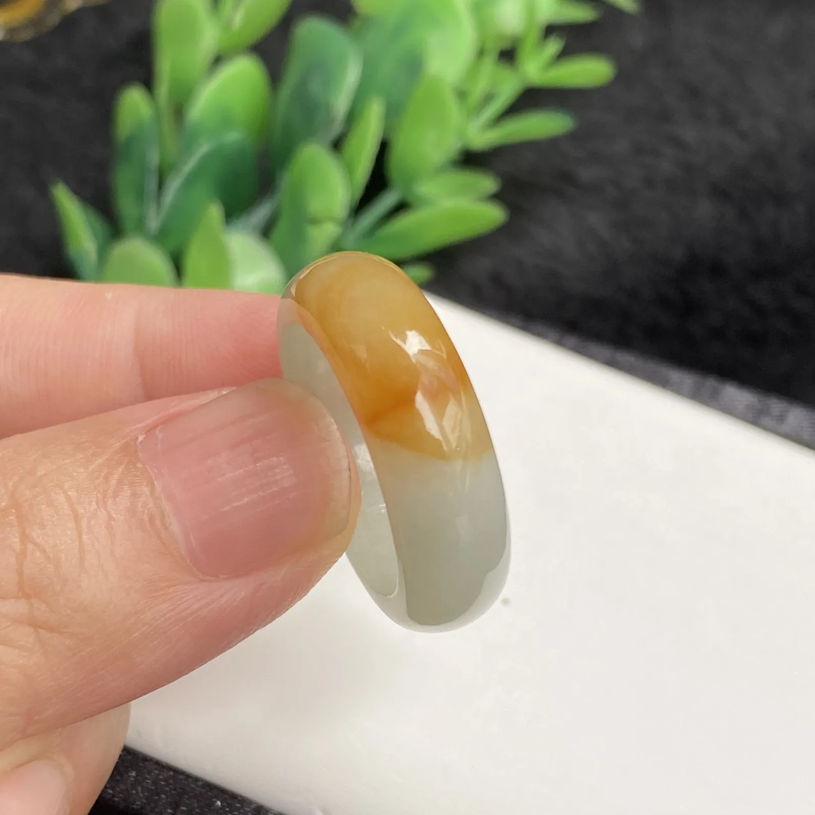 推荐【19圈黄翡戒指】无纹裂，水润冰透，种水好，细腻，黄翡处种水超好，似一个元宝，圈口18.8，戒圈厚度4，戒指总体尺寸26.3*7.5，超值～～