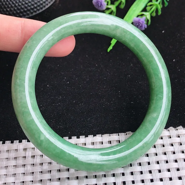 自然光55圈口老坑精美满绿豆绿色圆条手镯翡翠玉镯尺寸55/10.2
