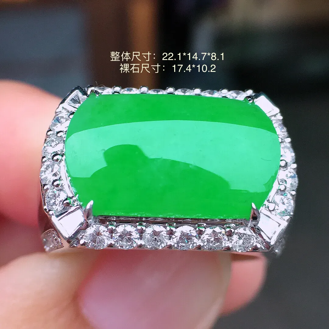阳绿马鞍戒指，色泽均匀艳丽，玉质细腻，荧光感超
强，饱满水润，气质满满。18k
金豪华镶嵌