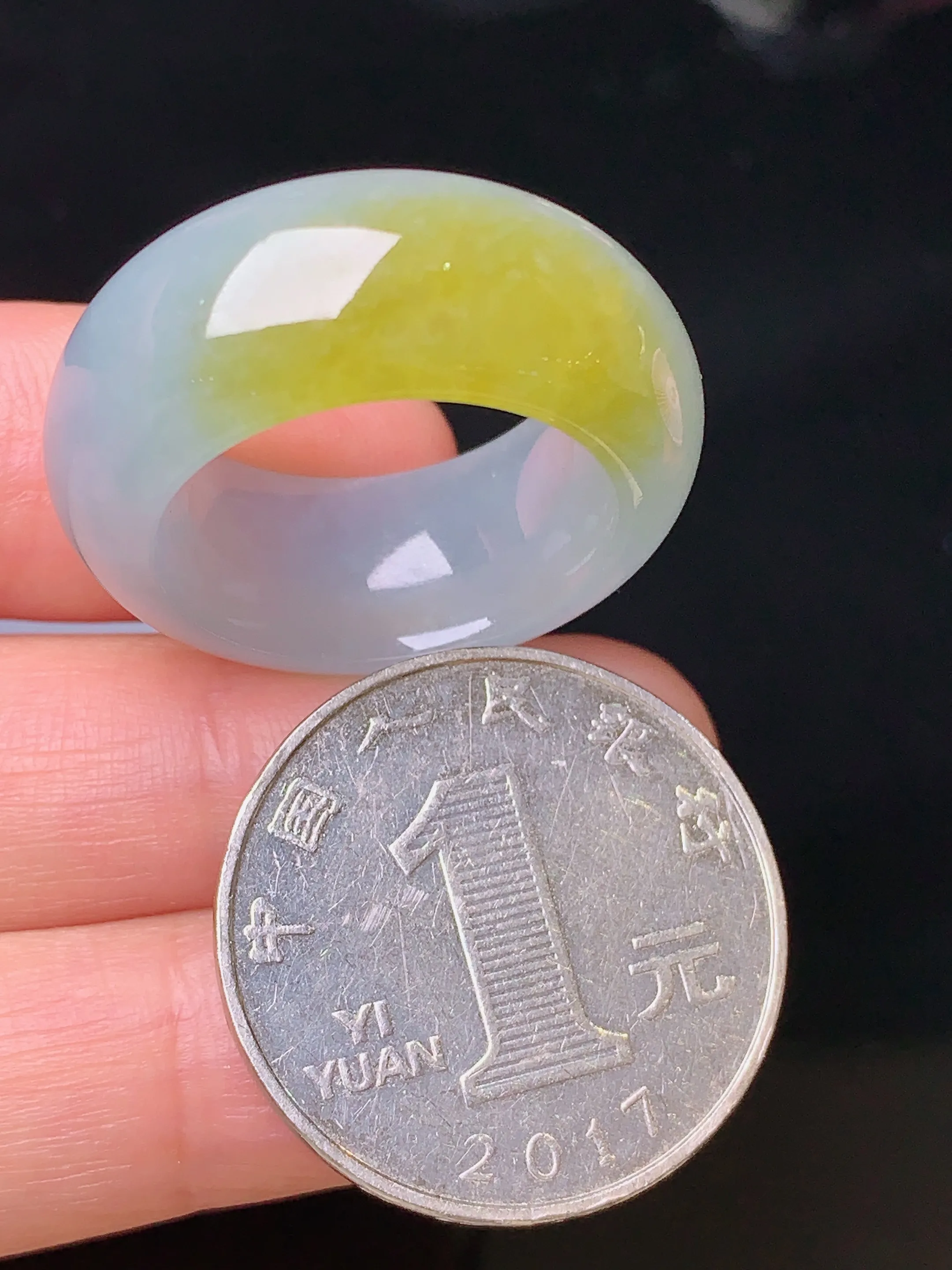 飘黄翡指环 玉质细腻 色泽清新艳丽 圈口15.5 整体尺寸27.8*10.2*5.3