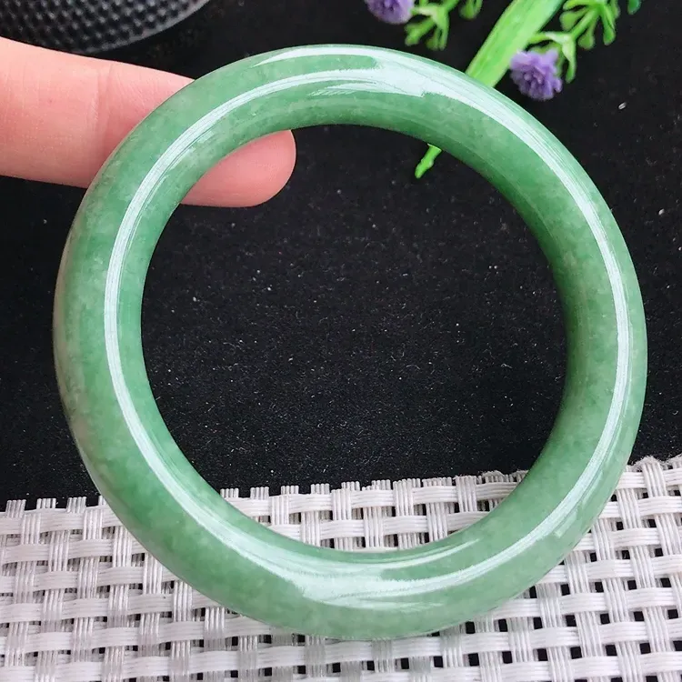 自然光55圈口老坑精美满绿豆绿色圆条手镯翡翠玉镯尺寸55/10.2