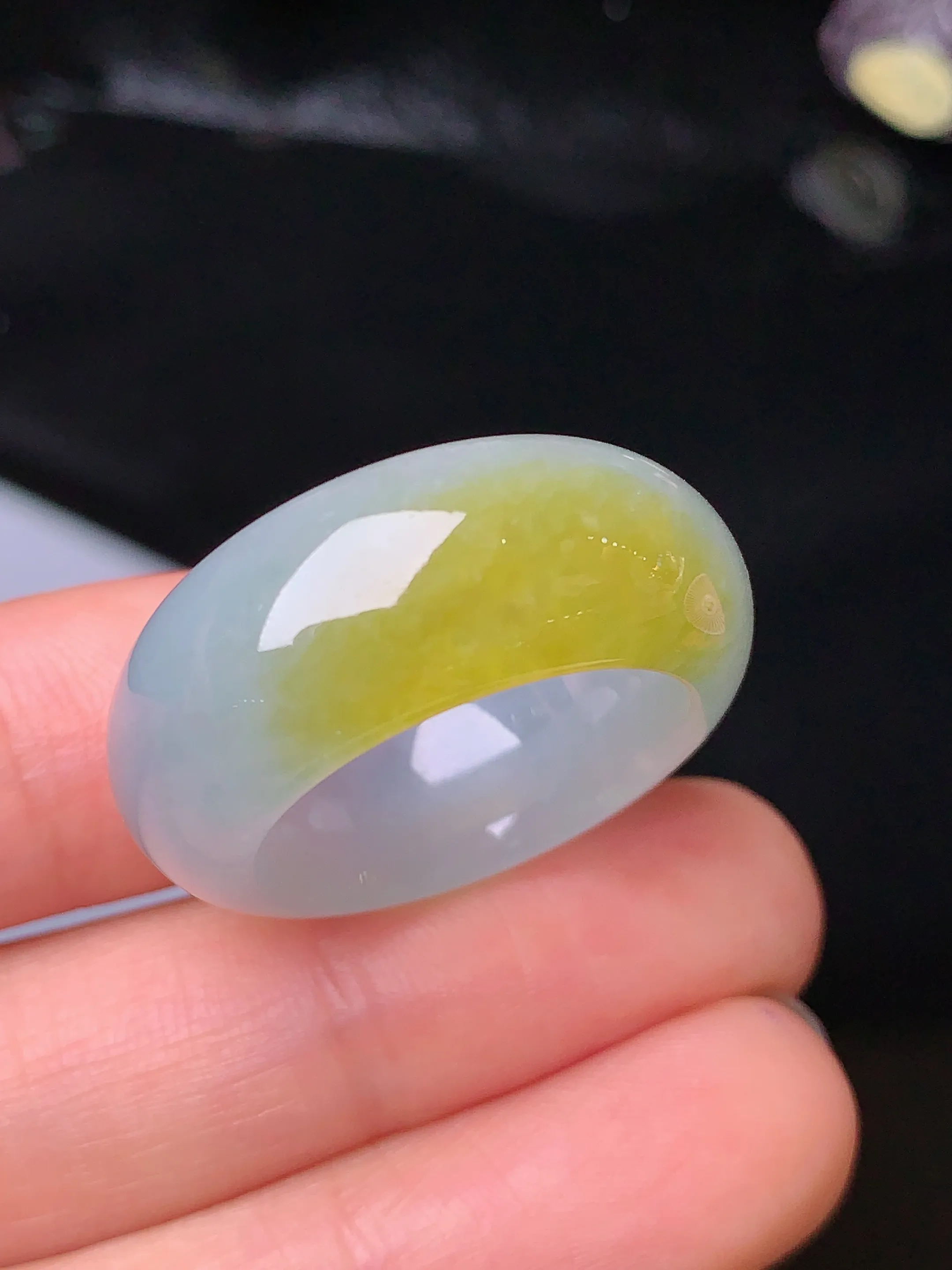 飘黄翡指环 玉质细腻 色泽清新艳丽 圈口15.5 整体尺寸27.8*10.2*5.3