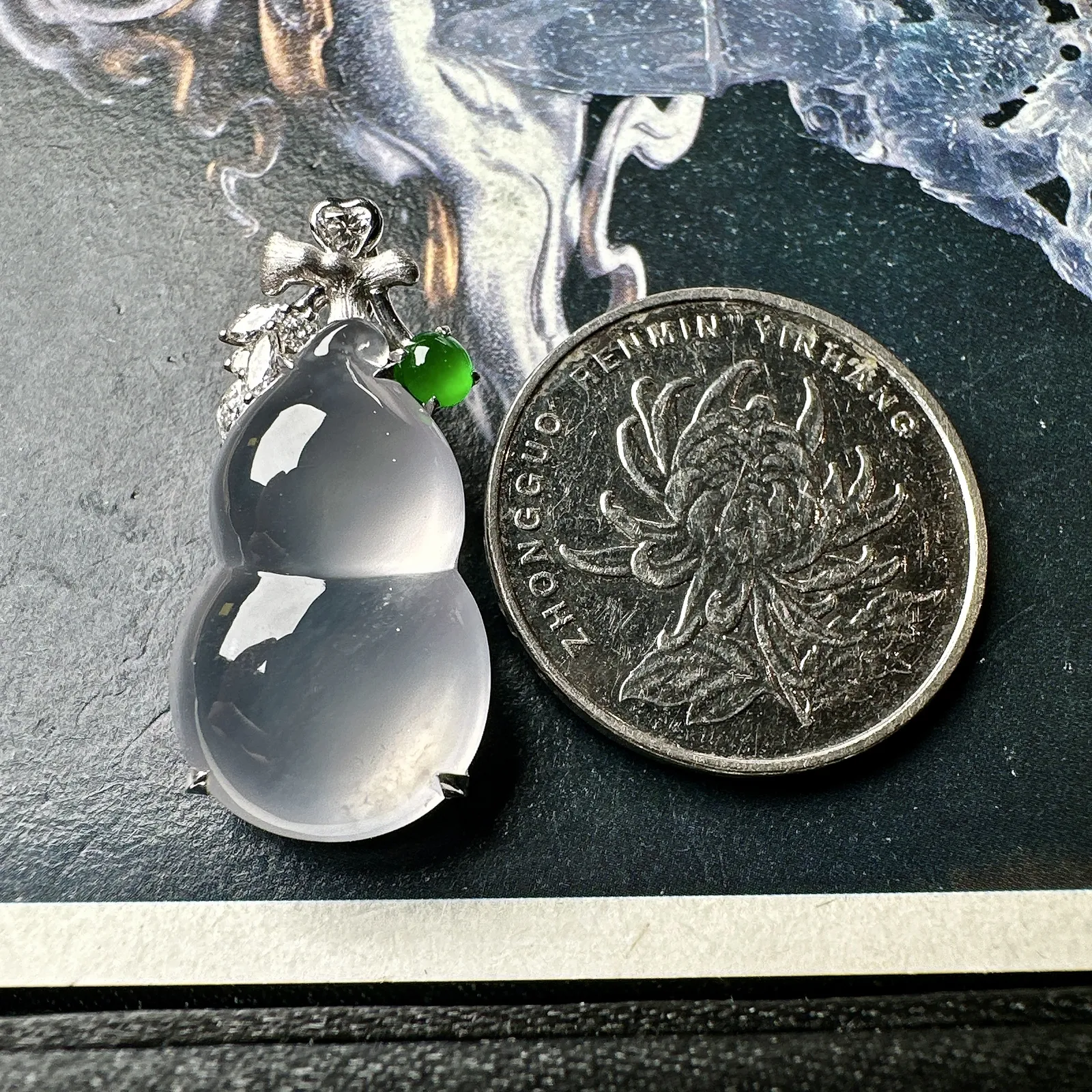 【玻璃种葫芦吊坠】质地非常细腻，通透度很好，起刚起荧光，18k金钻镶嵌，裸石尺寸23.1*14*6.3毫米