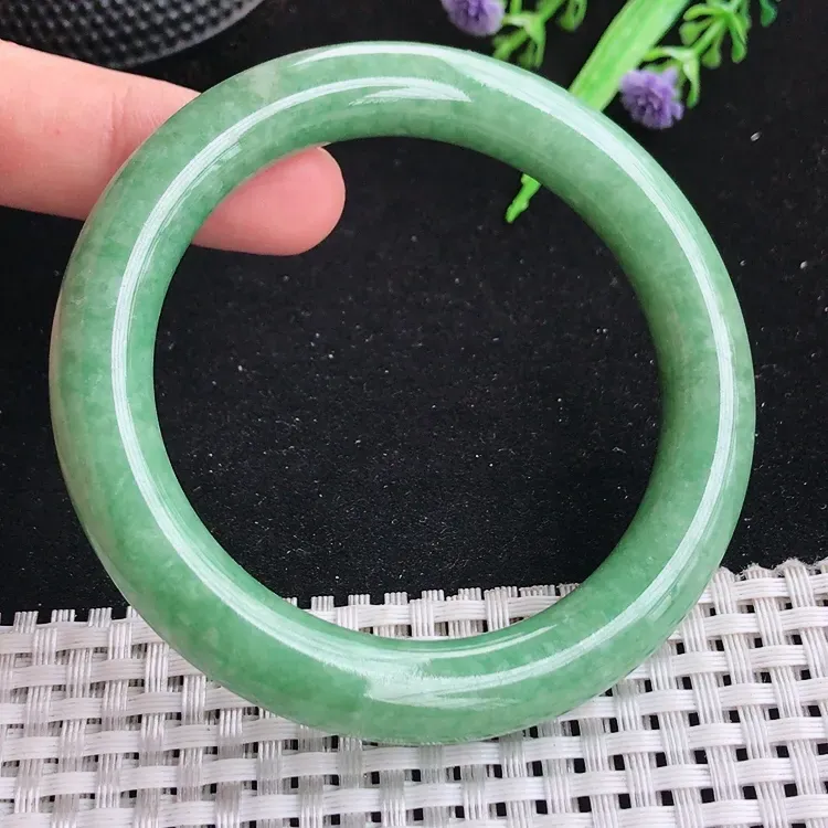 自然光55圈口老坑精美满绿豆绿色圆条手镯翡翠玉镯尺寸55/10.2