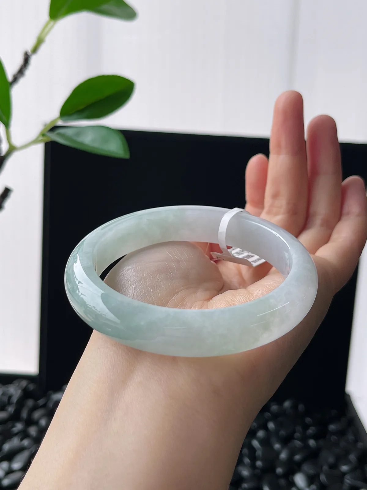 正圈58圈口，翡翠糯化种淡绿手镯