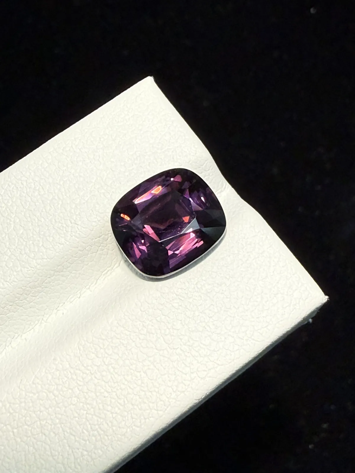 5.36ct天然尖晶石裸石，尺寸10.9*9.8*6.2毫米，颜色美艳 ，晶体通透，火彩足