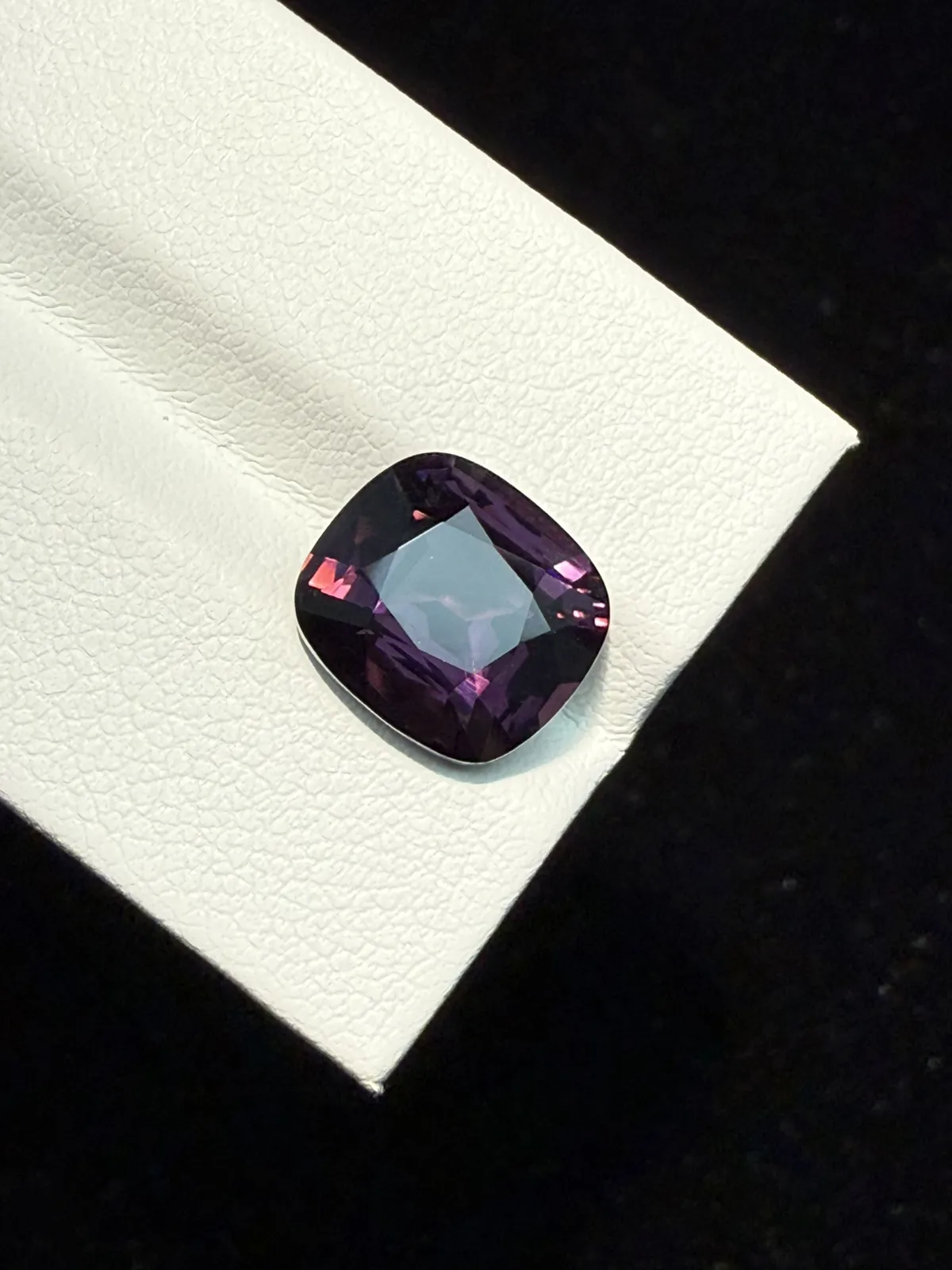 5.36ct天然尖晶石裸石，尺寸10.9*9.8*6.2毫米，颜色美艳 ，晶体通透，火彩足