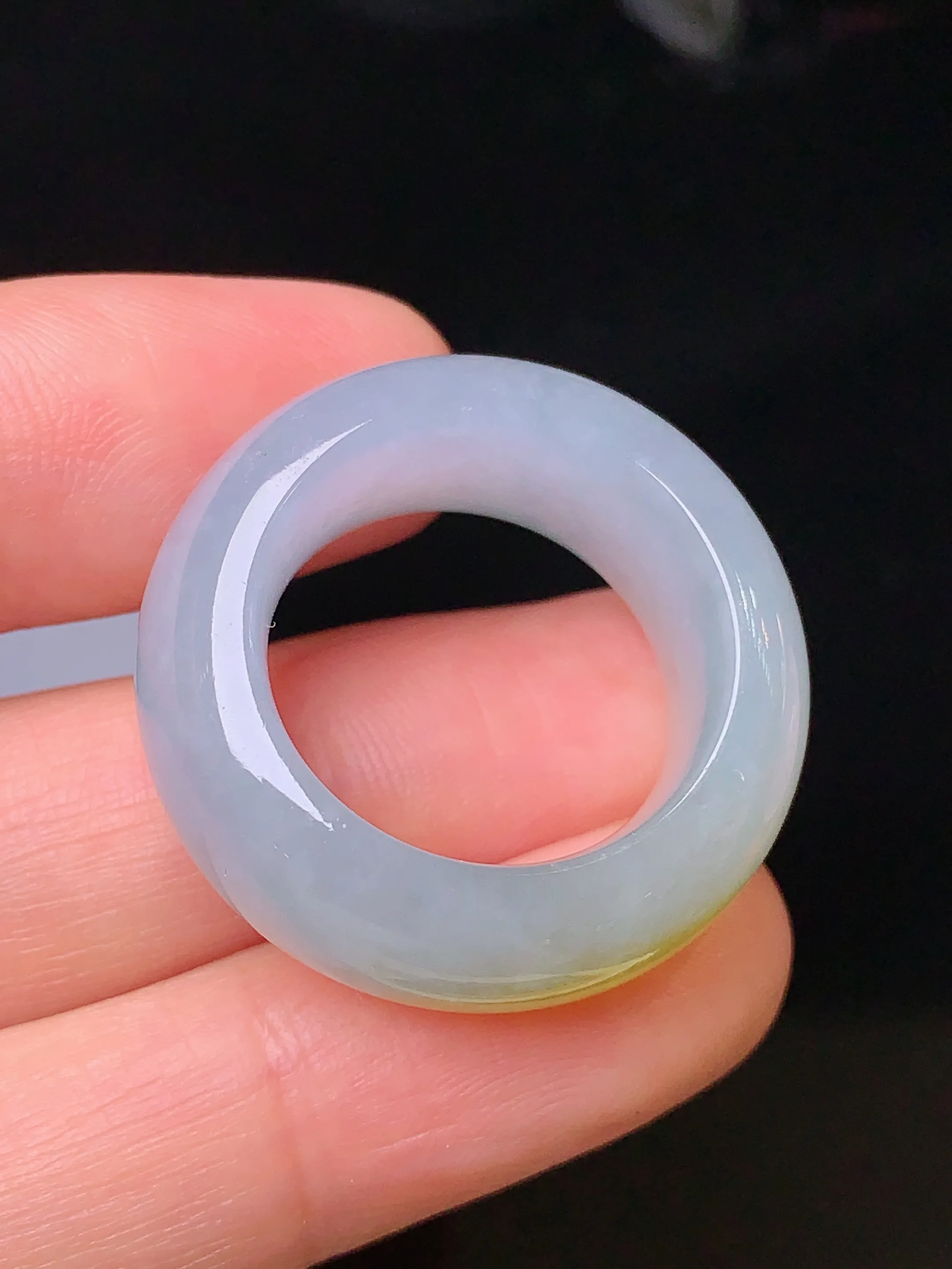 飘黄翡指环 玉质细腻 色泽清新艳丽 圈口15.5 整体尺寸27.8*10.2*5.3