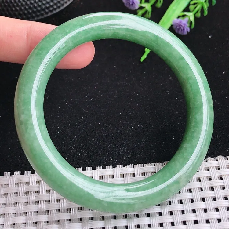 自然光55圈口老坑精美满绿豆绿色圆条手镯翡翠玉镯尺寸55/10.2