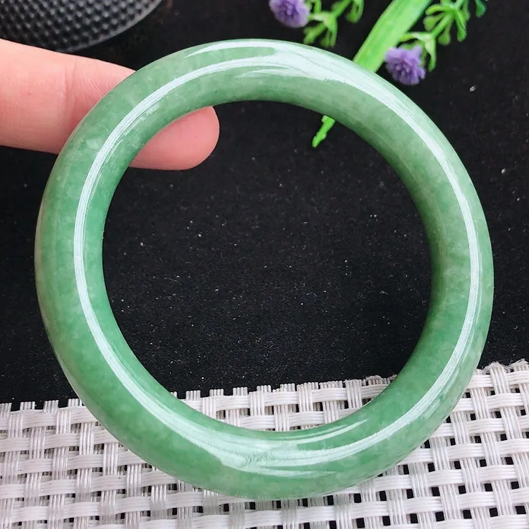自然光55圈口老坑精美满绿豆绿色圆条手镯翡翠玉镯尺寸55/10.2