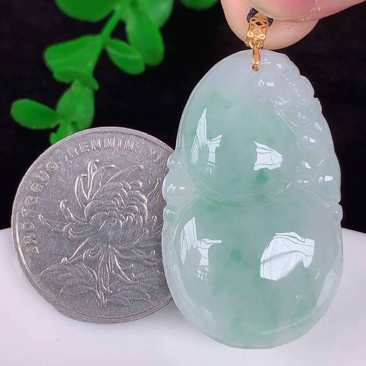 自然光实拍，18K金镶嵌冰润冰糯种飘花翡翠葫芦吊坠，翡翠葫芦，寓意福禄双全，财源滚滚，佩戴效果优雅迷人！#00.26