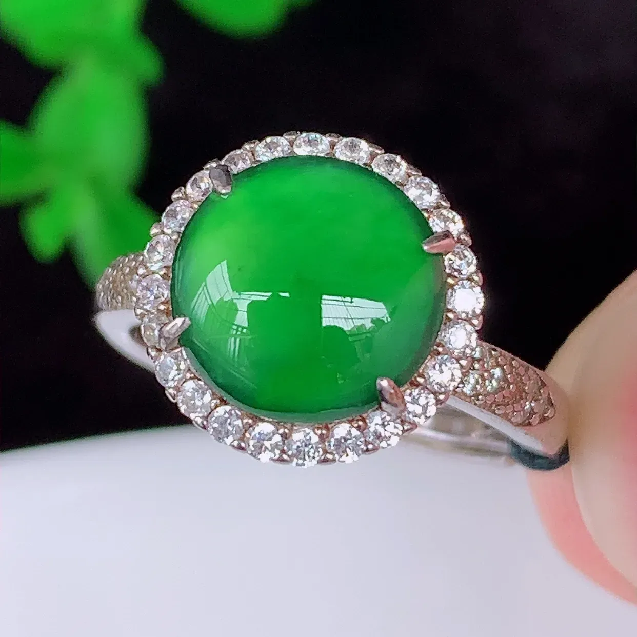 自然光实拍，冰透满绿翡翠925银镶嵌蛋面戒指，自然光实拍，翠色灵动，颜色漂亮，种老水足，品相佳，佩戴佳品！#96.26圈口10*内径15.6*整体25*8裸石9*9（圈口可调大小）