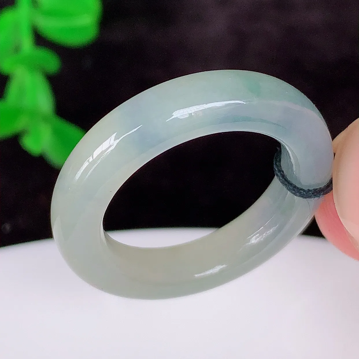 自然光实拍，冰润冰春彩17.6mm内径翡翠指环，玉戒指，玉质莹润，好精美好冰润的指环，14圈口，上手纤巧！#1.26