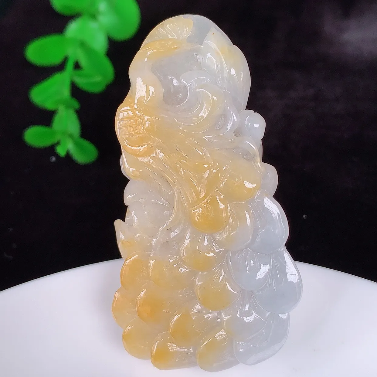 自然光实拍，冰润冰糯种黄翡翡翠凤凰吊坠，龙凤呈祥，种老水足，翠色灵动，寓意美好，佩戴时尚出众！#57.26