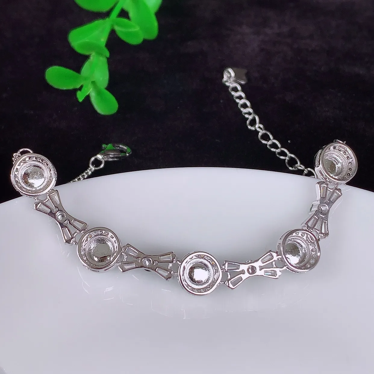 自然光实拍，冰透满色翡翠925银镶嵌蛋面手链，自然光实拍，翠色灵动，颜色漂亮，种老水足，品相佳，佩戴佳品！#96.26整体7*5.5*裸石4.8