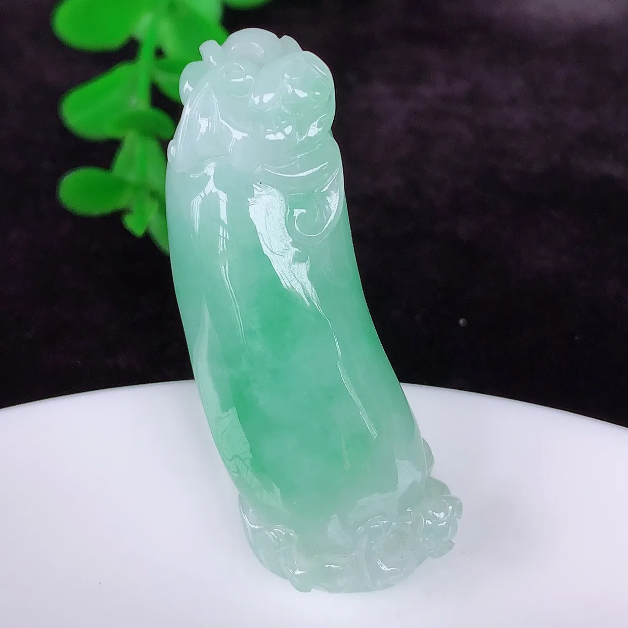 自然光实拍，冰润冰糯种飘绿翡翠招财福瓜吊坠，翡翠福瓜招财瓜，冰润且起胶感，佩戴效果优雅迷人！#46.26