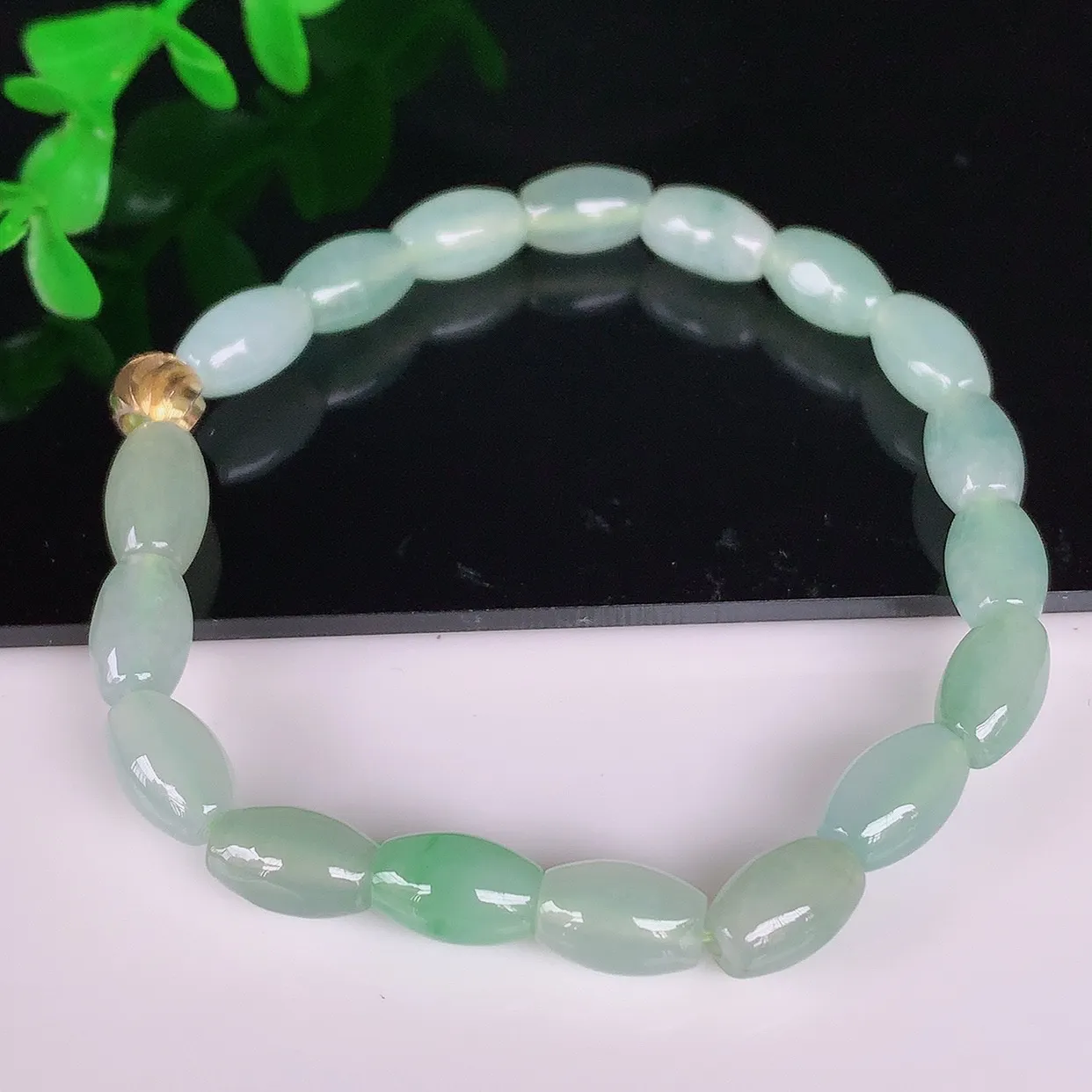 自然光实拍，冰润冰种飘绿路路通翡翠手串手链，种老水足，冰清玉润  颜色漂亮  #49.26取一尺寸8.5*5.5mm