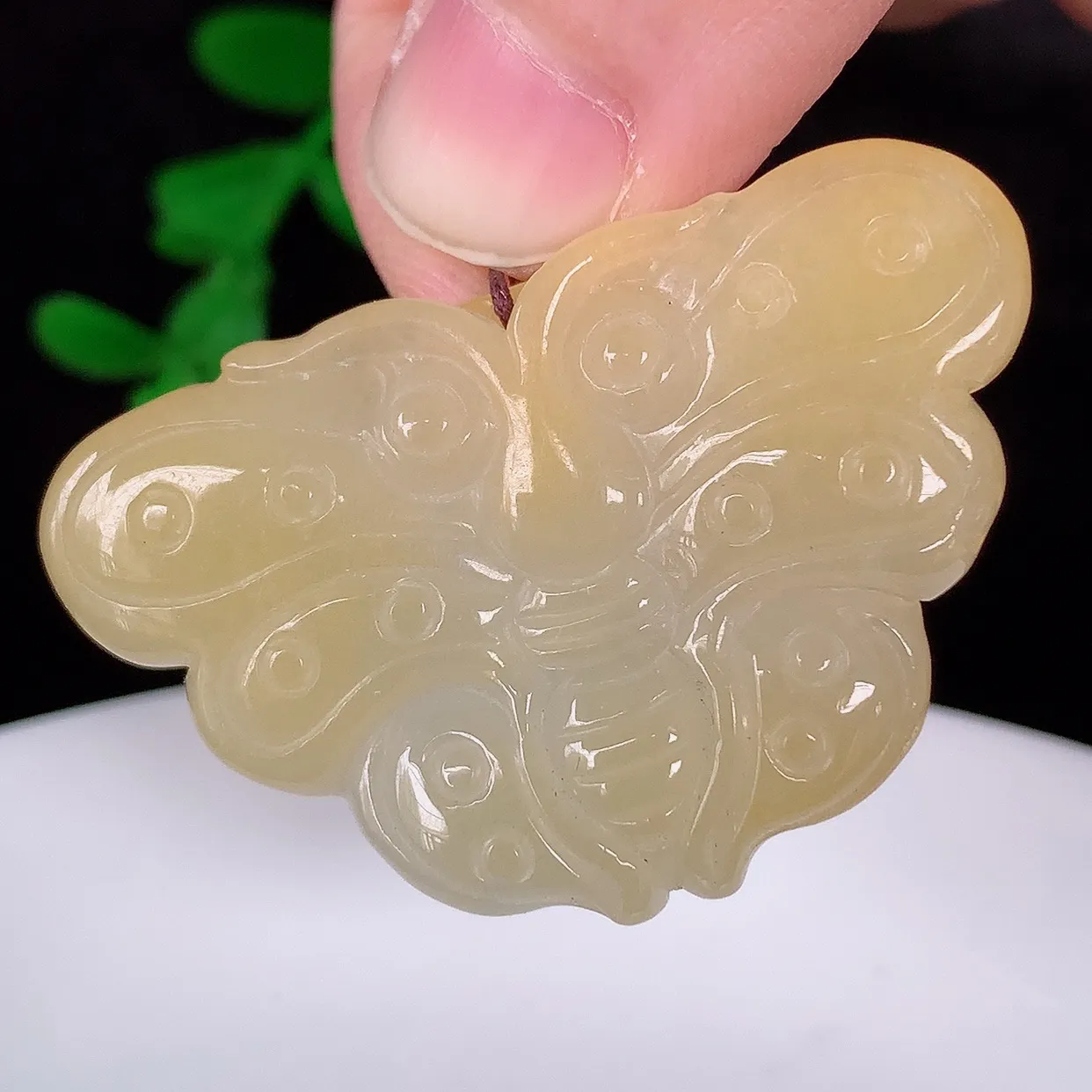 自然光实拍，冰润冰糯种黄翡翡翠蝴蝶吊坠，种老水足，翠色灵动，寓意美好，佩戴时尚出众！#57.26