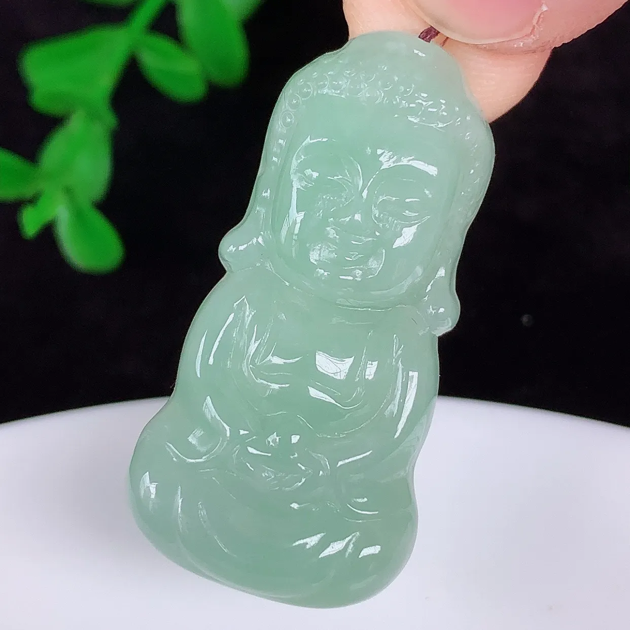 自然光实拍，冰润冰糯种果绿翡翠宝宝佛吊坠，种老水足，翠色灵动，寓意美好，佩戴时尚出众！#57.26
