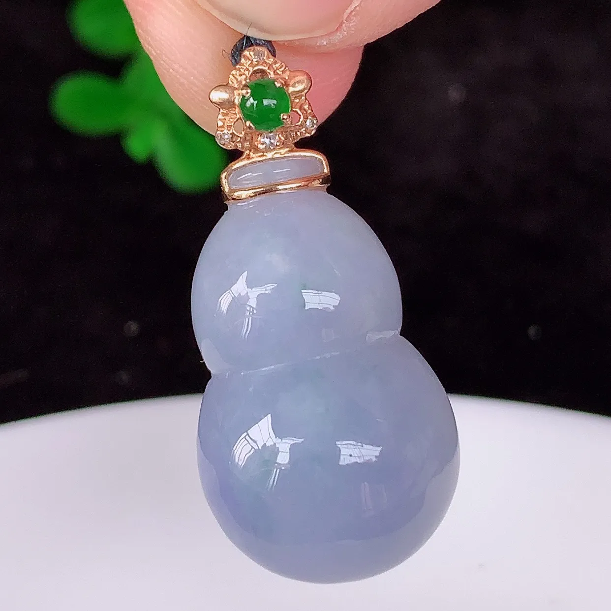 自然光实拍，18K金镶嵌冰润冰糯种紫罗兰翡翠葫芦吊坠，翡翠葫芦，寓意福禄双全，财源滚滚，佩戴效果优雅迷人！#00.26整体29*裸石22.5*14*8.5