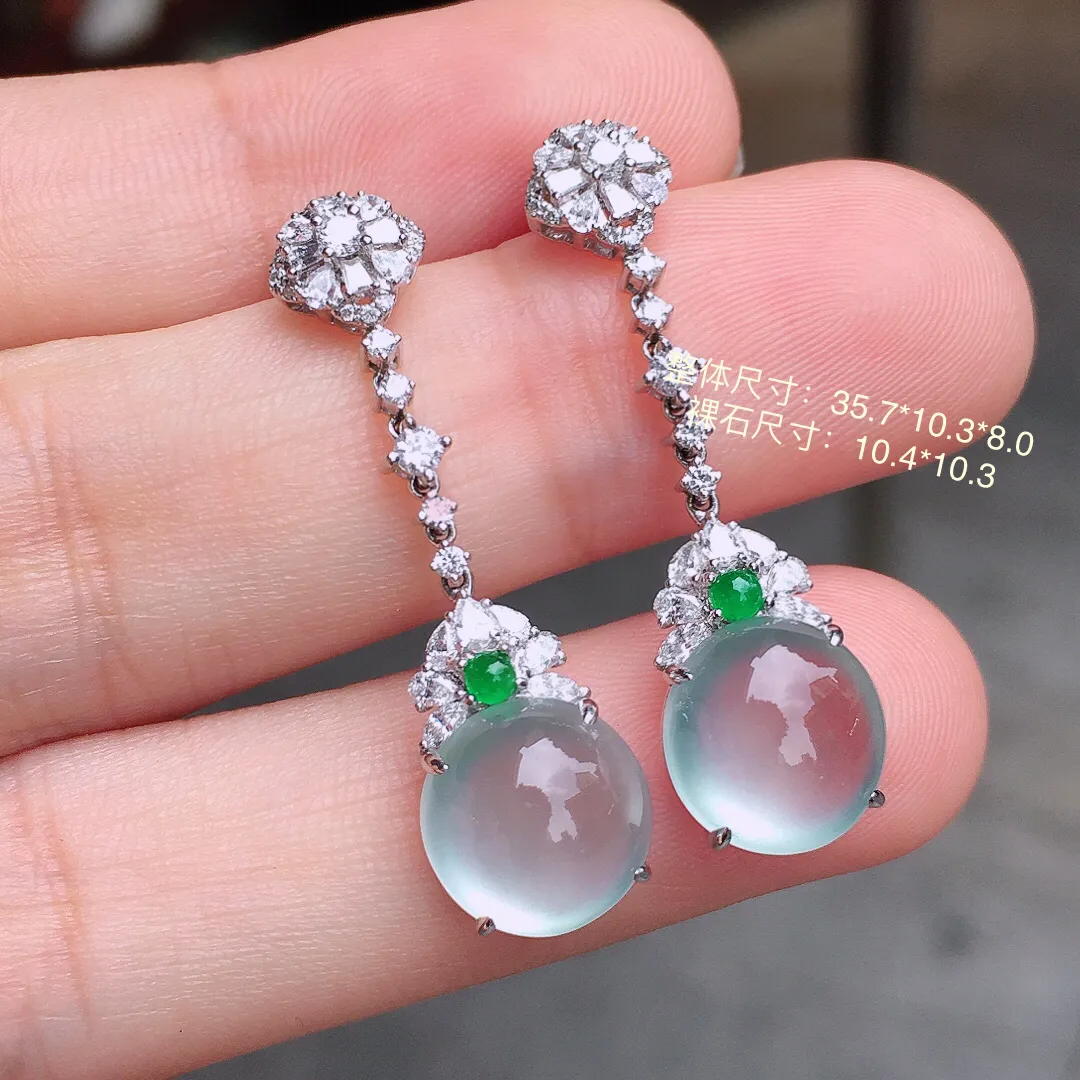 玻璃种蛋面耳坠，玉质细腻，荧光感超
强，饱满水润，气质满满。18k
金豪华镶嵌