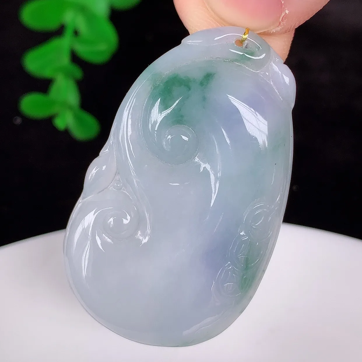 自然光实拍，冰润冰糯种春彩翡翠如意吊坠，翡翠如意，上身效果非常美，饱满大气，工艺美，万事如意，如意一生 #35.26