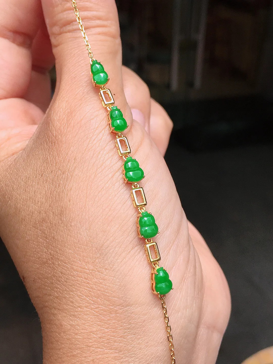 阳绿葫芦手链，色泽均匀艳丽，玉质细腻，荧光感超
强，饱满水润，气质满满。18k
金豪华镶嵌