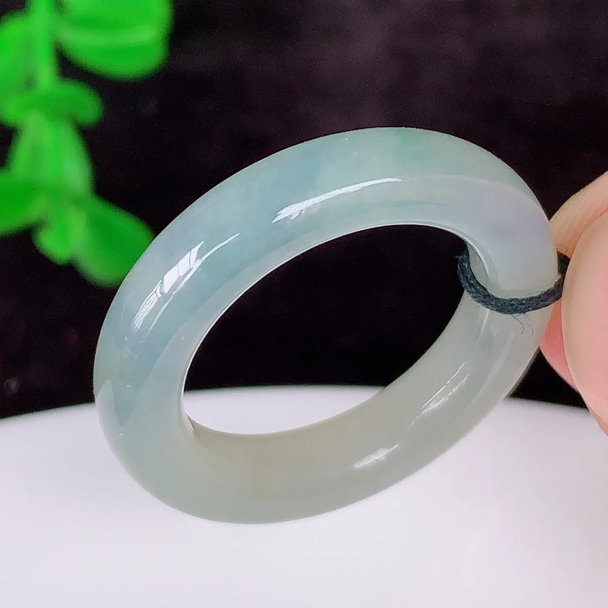 自然光实拍，冰润冰春彩17.6mm内径翡翠指环，玉戒指，玉质莹润，好精美好冰润的指环，14圈口，上手纤巧！#1.26